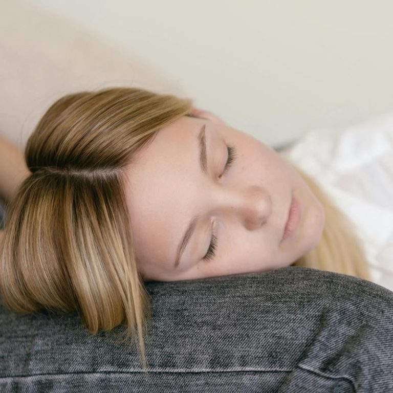 Sleeping-teen-53f370260d794d0eb5ecc99b5594e979