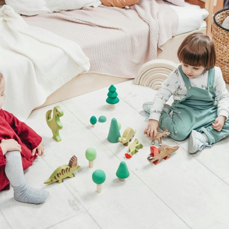 Toddler-playing-26b7529e3e9d4c7da4859301be778475