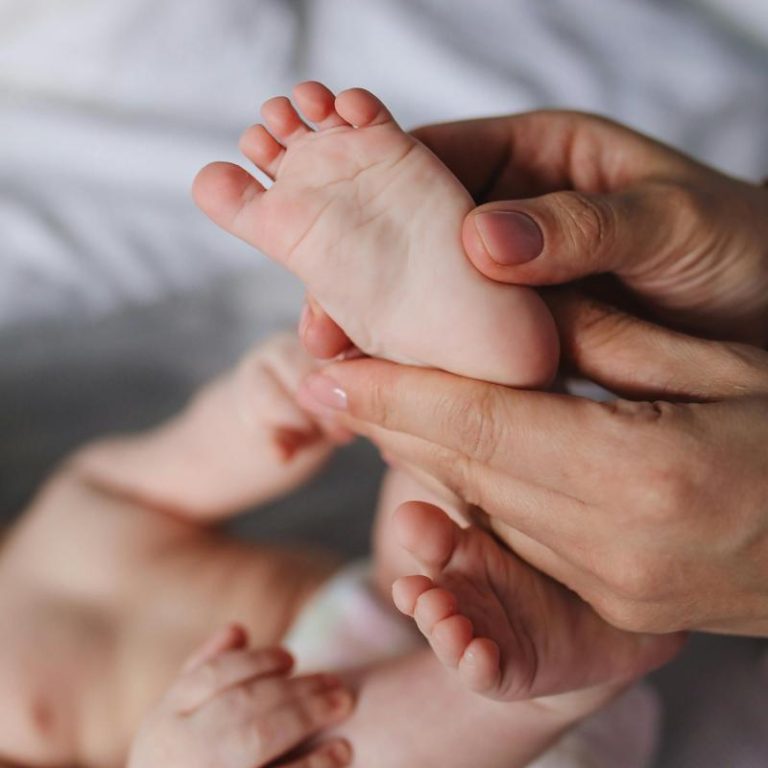 baby-massage-f897ccc5a3a4437cab59a37784a88971